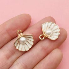 Load image into Gallery viewer, White Sea Shell Pendant
